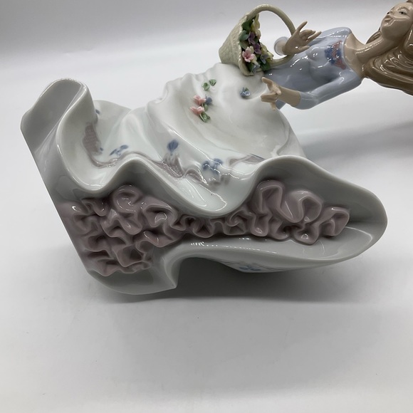 LLADRÓ PETALS IN THE WIND PORCELAIN FIGURINE - Picture 2 of 10